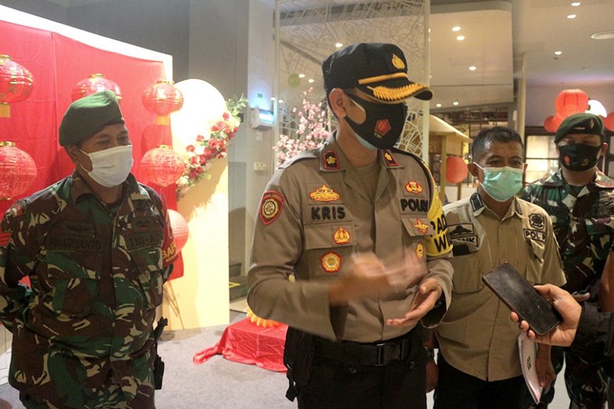 Kapolsek Tenggilis Mejoyo Surabaya, Kompol Kristiyan Beorbel Martino bersama jajaran tiga pilar /Foto: Bicara Surabaya
