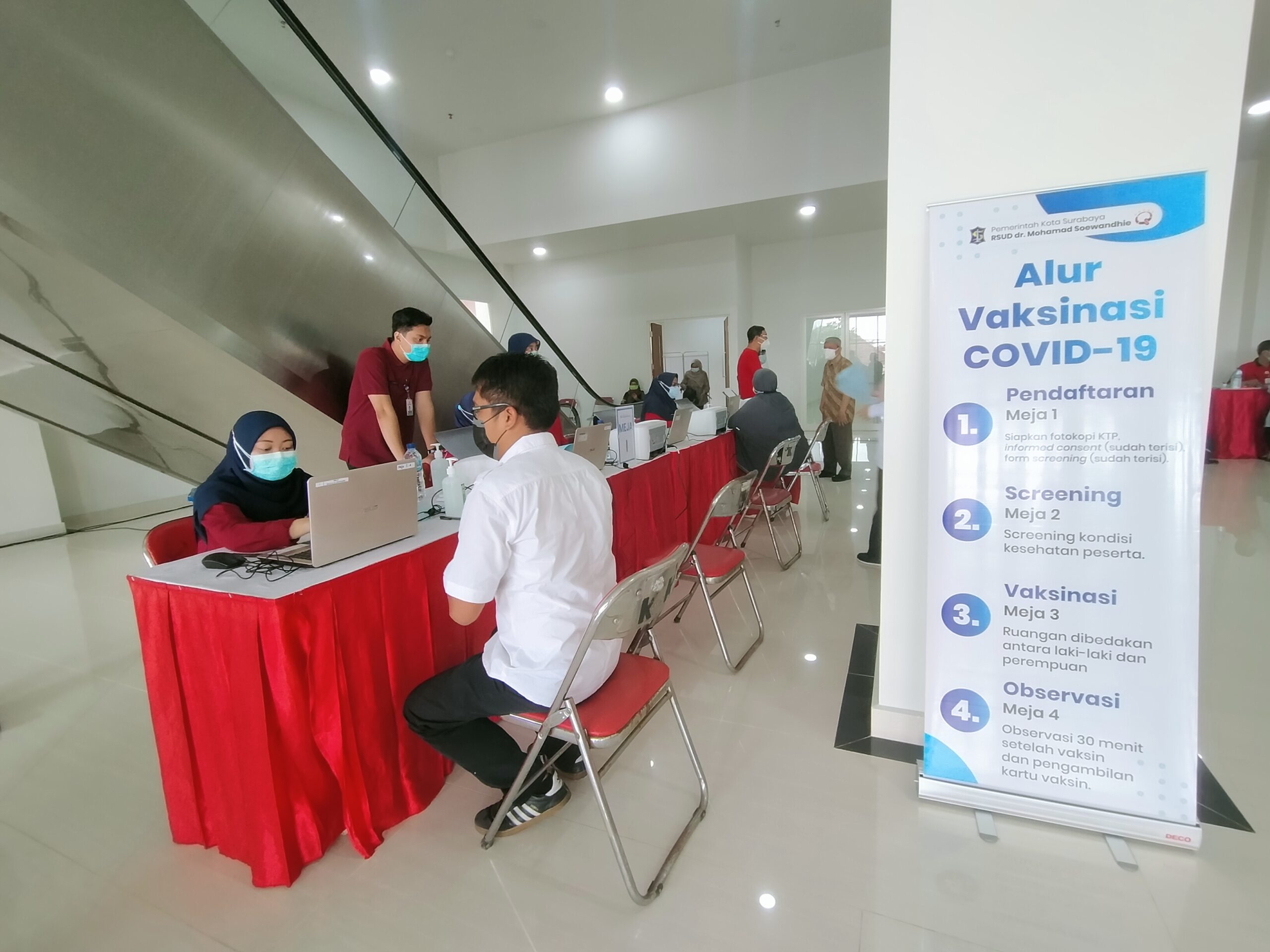 Pelaksanaan vaksinasi Covid-19 di RSUD dr Soewandhie Surabaya /foto: Bicara Surabaya