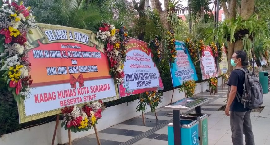 Ucapan karangan bunga memenuhi pedestrian Balai Kota Surabaya /Bicara Surabaya