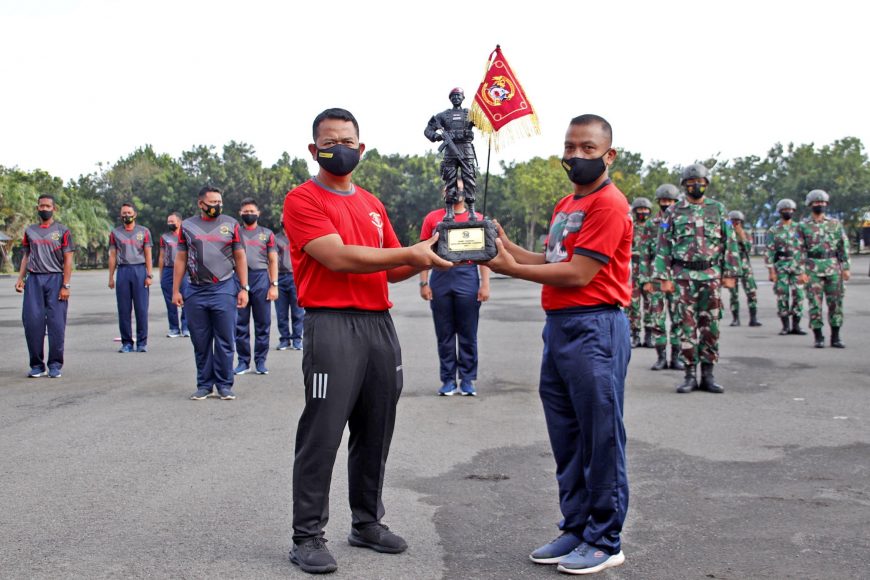 Danyonif 3 Brigif 2 Mar Pasmar 2 secara resmi membuka Perlombaan Kompi Tangguh di Lapangan Apel Yonif 3 Marinir Gedangan, Sidoarjo, Jatim, Jum'at (5/2) /dok. Dispen Kormar.