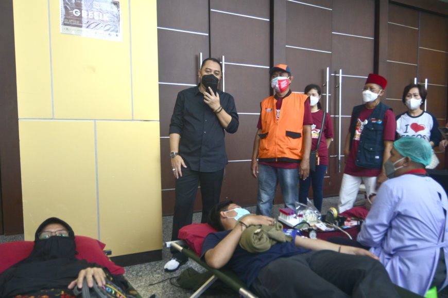 Wali Kota Surabaya Eri Cahyadi saat meninjau pelaksanaan donor plasma konvalesen /Ist