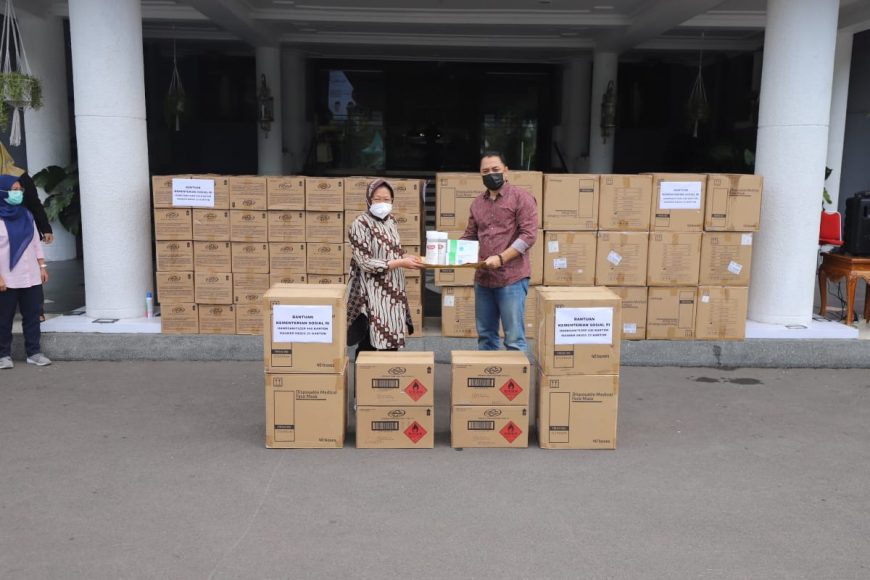 Mensos Risma menyerahkan bantuan kepada Wali Kota Surabaya, Eri Cahyadi /Ist