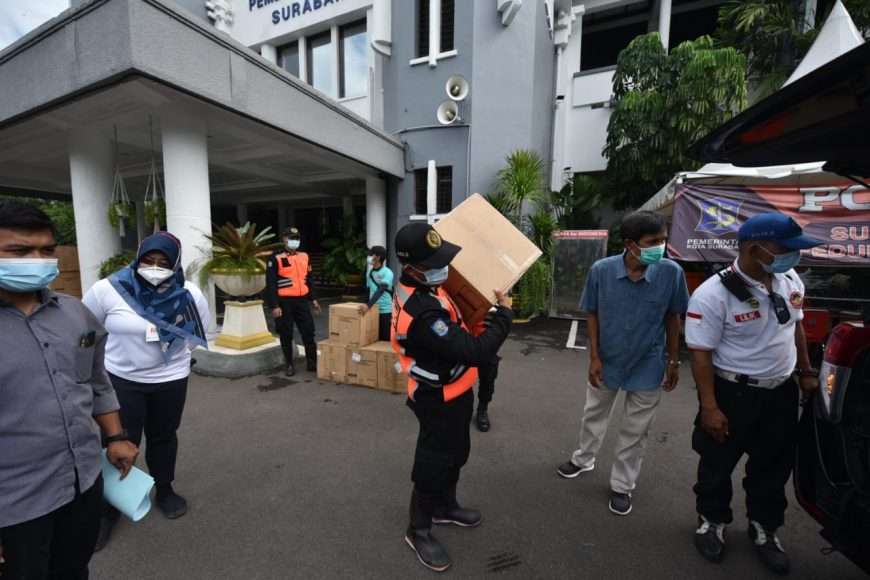 Puluhan kardus berisi bantuan hand sanitizer dan masker /Ist