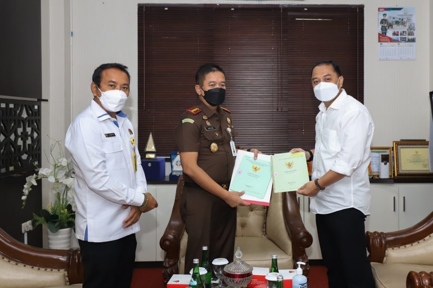 Wali Kota Surabaya Eri Cahyadi saat menerima aset brandgang/ist