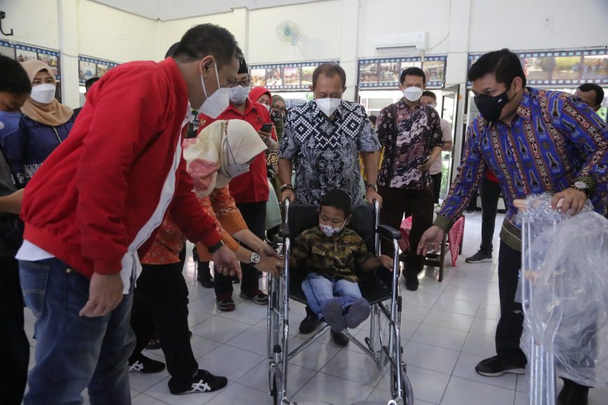 Cak Ji saat menyerahkan bantuan kursi roda kepada ABK/ist