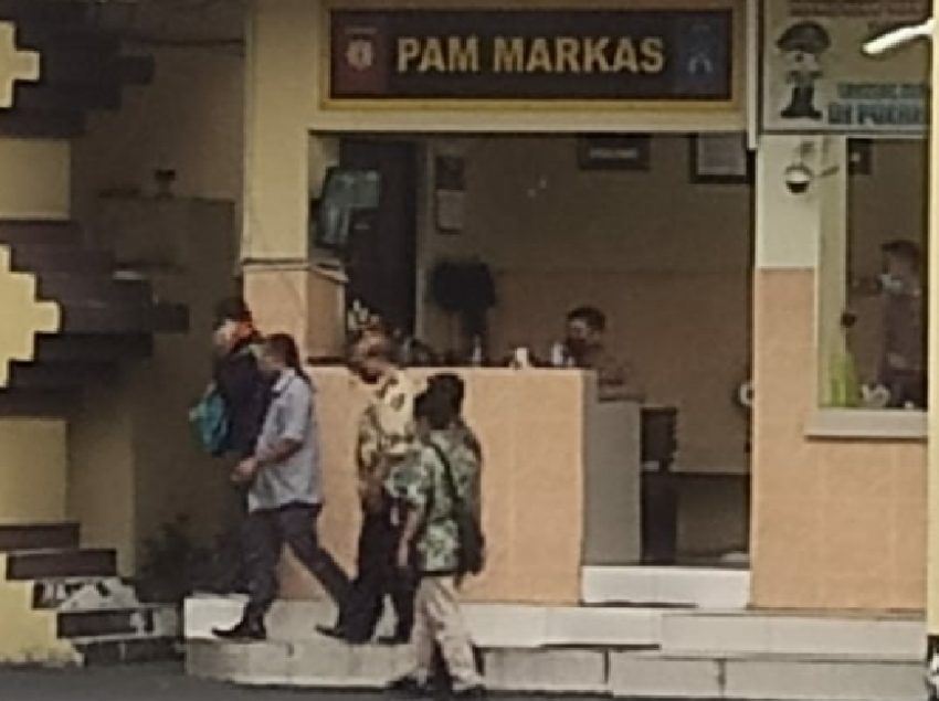 Terduga AF usai diperiksa di Mapolrestabes Surabaya /Ist