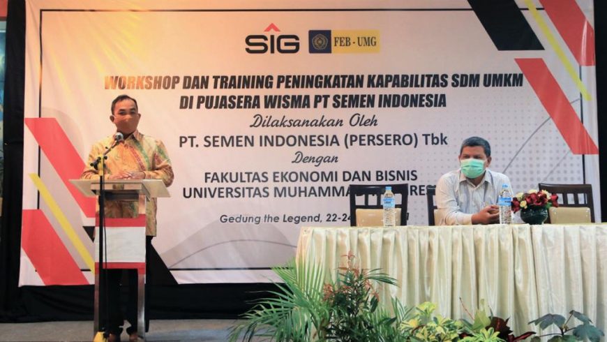 General Manager of CSR, Edy Saraya pada acara pelatihan peningkatan Sumber Daya Manusia (SDM) kepada Usaha Mikro Kecil dan Menengah (UMKM) Pujasera Wisma A Yani, di Warung Lagend, Gresik/ist