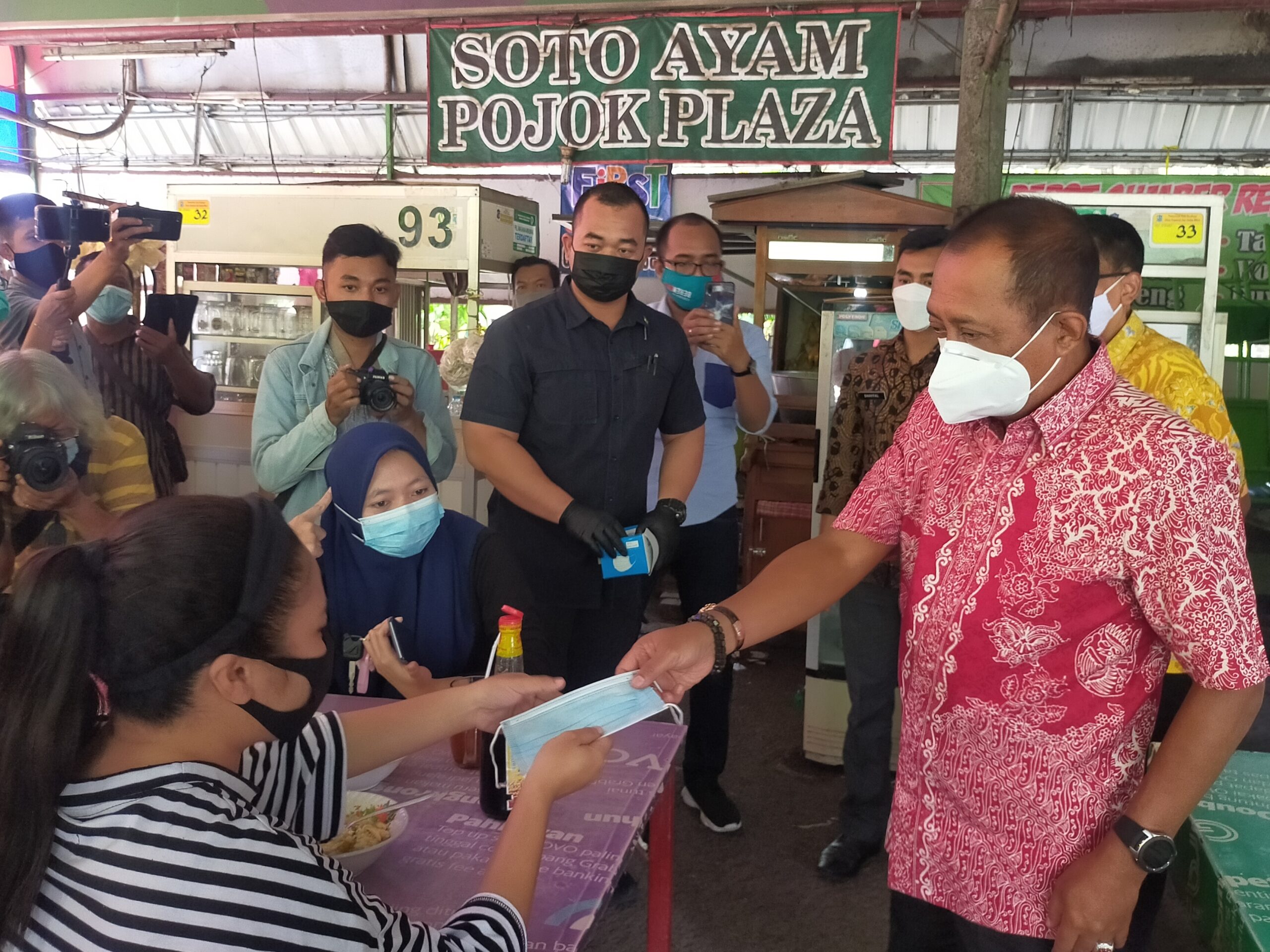 Wawali Surabaya, Armudji di sela tinjauannya ke SWK RMI sembari membagikan masker kepada pengunjung /foto: Bicara Surabaya