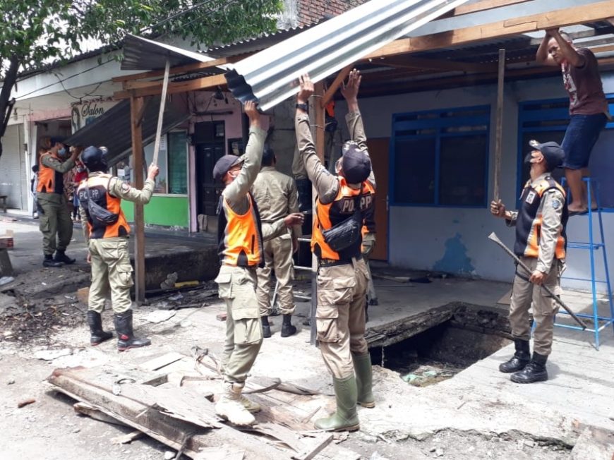 Satpol PP Surabaya melakukan pembongkaran bangli di Jalan Jetis Kulon Surabaya /Ist