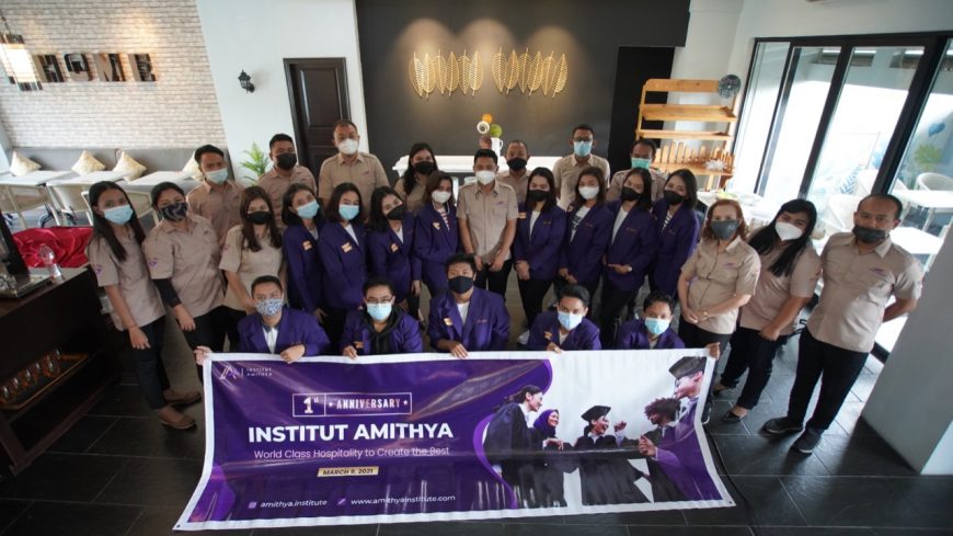 Para pengajar dan siswa usai unjuk skill/bicarasurabaya.com