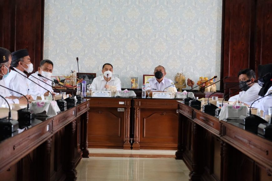 Cak Eri saat bertemu dengan Kepala Sekolah SMP/ist