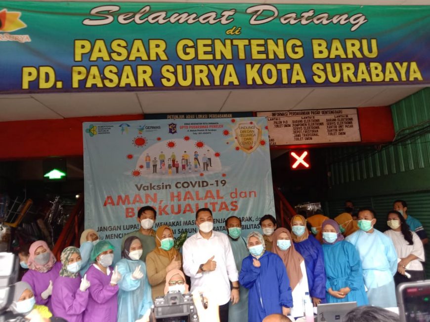 Wali Kota Eri Cahyadi saat meninjau vaksin di Pasar Genteng/bicarasurabaya.com