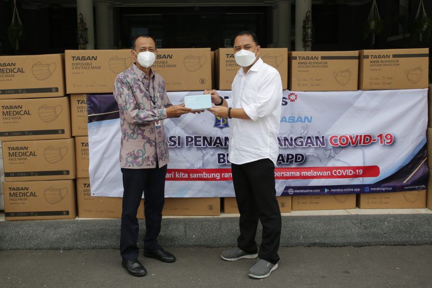 Wali Kota Surabaya saat menerima bantuan APD/ist