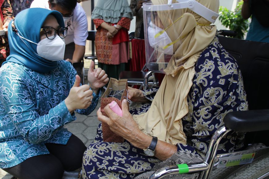 Rini Eri Cahyadi saat meninjau vaksinasi lansia di salah satu puskesmas/ist