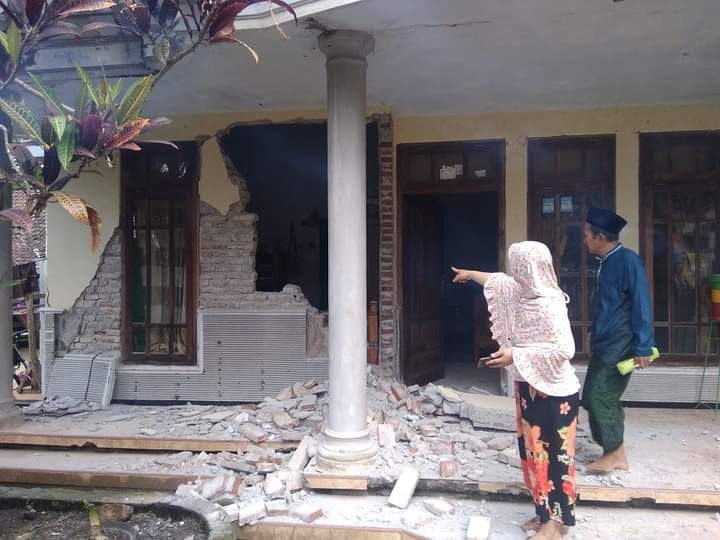 Salah satu rumah warga yang mengalami kerusakan akibat gempa bumi /Foto: istimewa