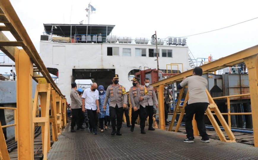 Kapolda Jatim, Irjen Pol Nico Afinta (tengah depan) saat meninjau Pelabuhan ASDP Ketapang Banyuwangi, Jum'at (9/4/2021) /Istimewa