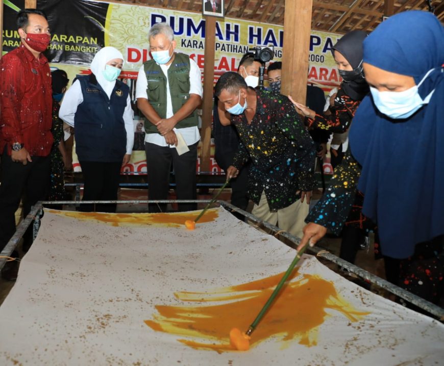 Gubernur Khofifah saat meninjau 'Rumah Harapan' yang diperuntukkan bagi Kelompok Tunagrahita di Desa Karangpatihan, Kecamatan Balong, Kabupaten Ponorogo, Selasa (6/4/2021).