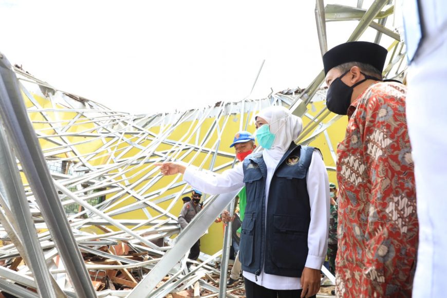 Gubernur Khofifah meninjau lokasi bencana /Ist