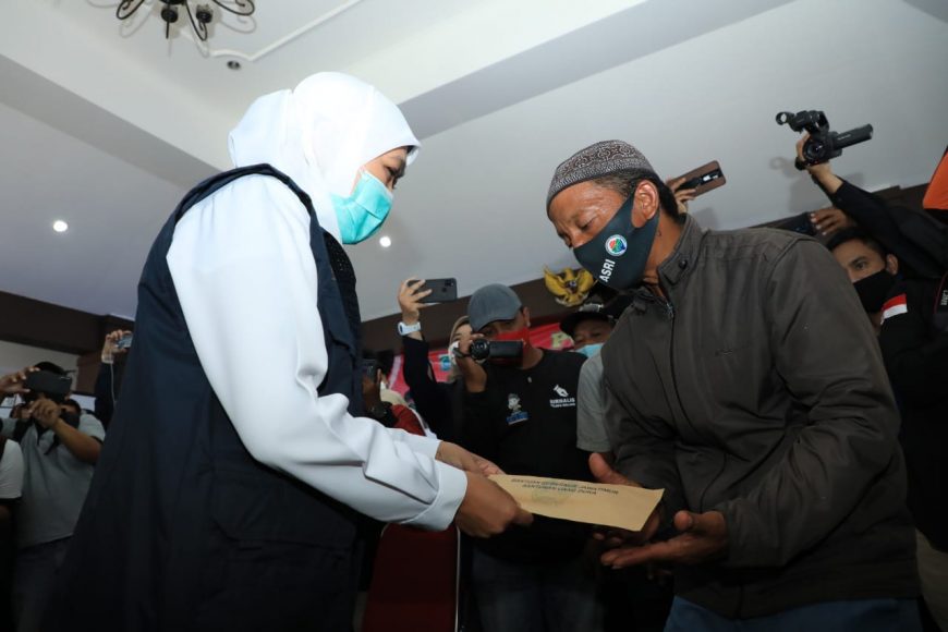 Gubernur Khofifah memberikan santunan kepada warga terdampak gempa bumi /Ist