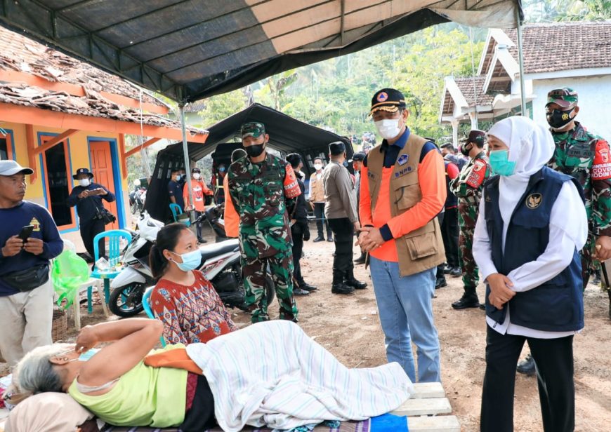 Gubernur Khofifah saat mendampingi Kepala BNPB Doni Monardo melakukan kunjungan di Kecamatan Ampel Gading, Kabupaten Malang, Minggu (11/4) /Ist