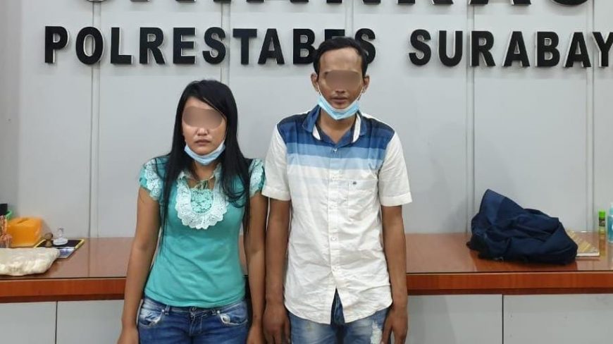Kedua pelaku pencurian saat diamankan di Mapolrestabes Surabaya /Istimewa