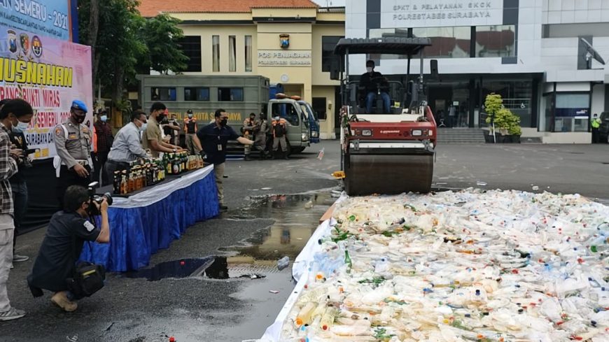 Pemusnahan barang bukti miras berlangsung di Halaman Mapolrestabes Surabaya /Bicara Surabaya