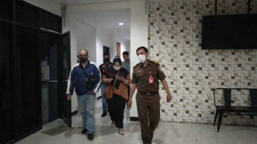 Aulia Fitriati (tengah depan) saat digelandang ke Kantor Kejari Surabaya /Ist