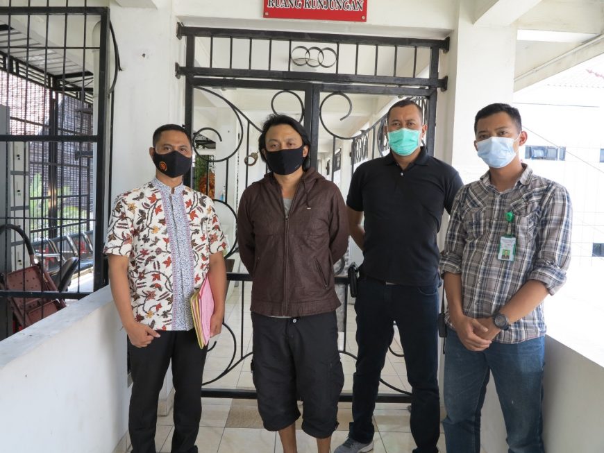 (Dua dari kiri), terpidana Dion Meiriono saat berada di Cabang Rutan Kelas I Surabaya, Kejati Jatim /Ist