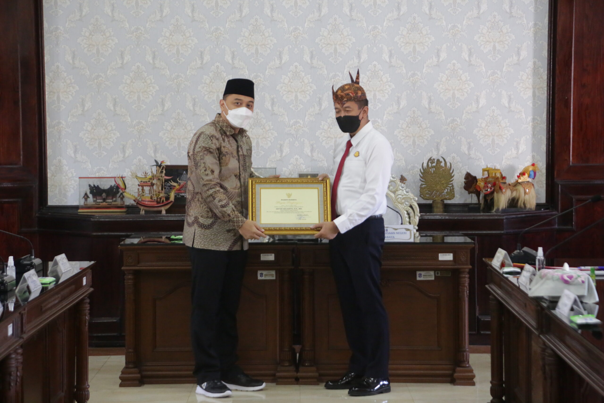 Penyerahan penghargaan kepada Kajari Surabaya, Anton Delianto /Ist
