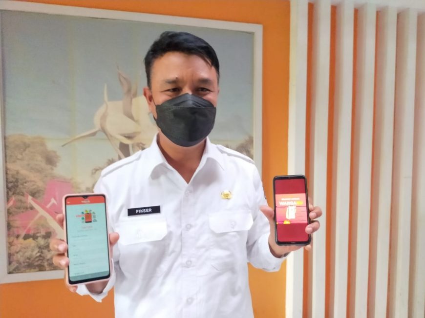 Kepala Diskominfo M. Fikser menunjukkan aplikasi 'WargaKu'/ist