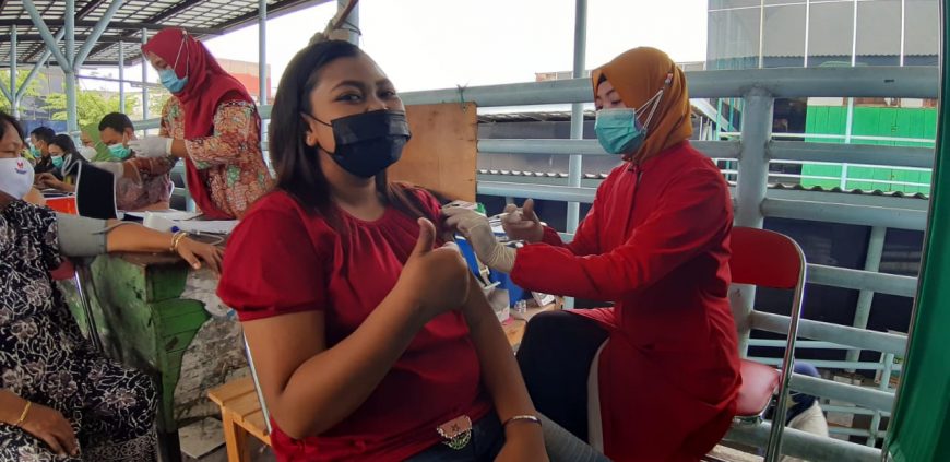 Vaksinasi Covid-19 bagi pedagang pasar di Surabaya /Bicara Surabaya