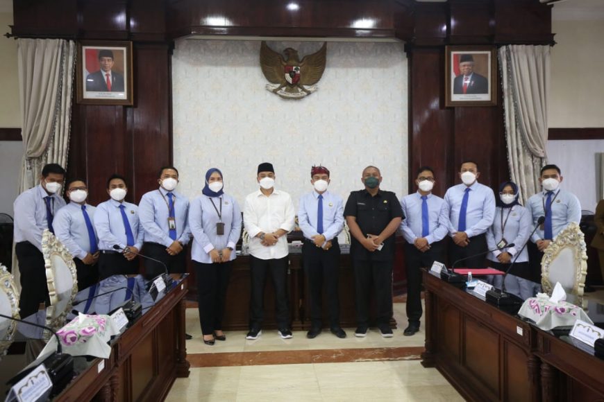 10 jaksa pengacara negara Kejari Tanjung Perak usai menerima penghargaan dari Wali Kota Surabaya /Ist