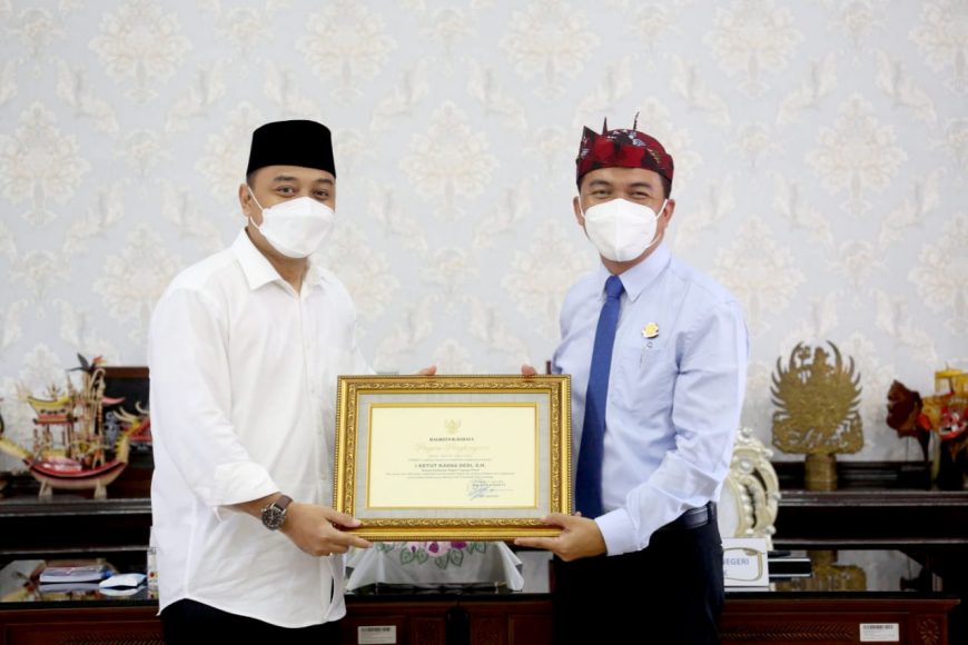 Kajari Tanjung Perak, I Ketut Kasna Dedi (kanan), saat menerima penghargaan dari Wali Kota Eri Cahyadi /Ist