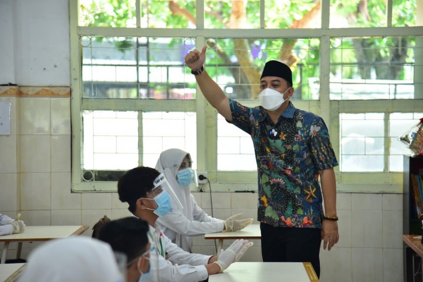 Wali Kota Eri Cahyadi, saat menjadi guru dalam simulasi pembelajaran tatap muka di SMP Negeri 1 Surabaya /Ist