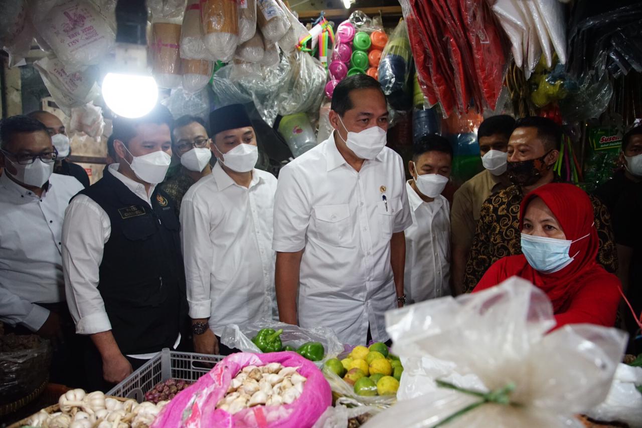 Menteri Perdagangan dan Wali Kota Surabaya saat di Pasar Wonokromo/ist