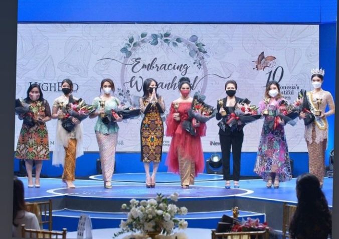 Rucita Permatasari saat menerima penghargaan Indonesia’s Beautiful Women (IBW) 2021/ist