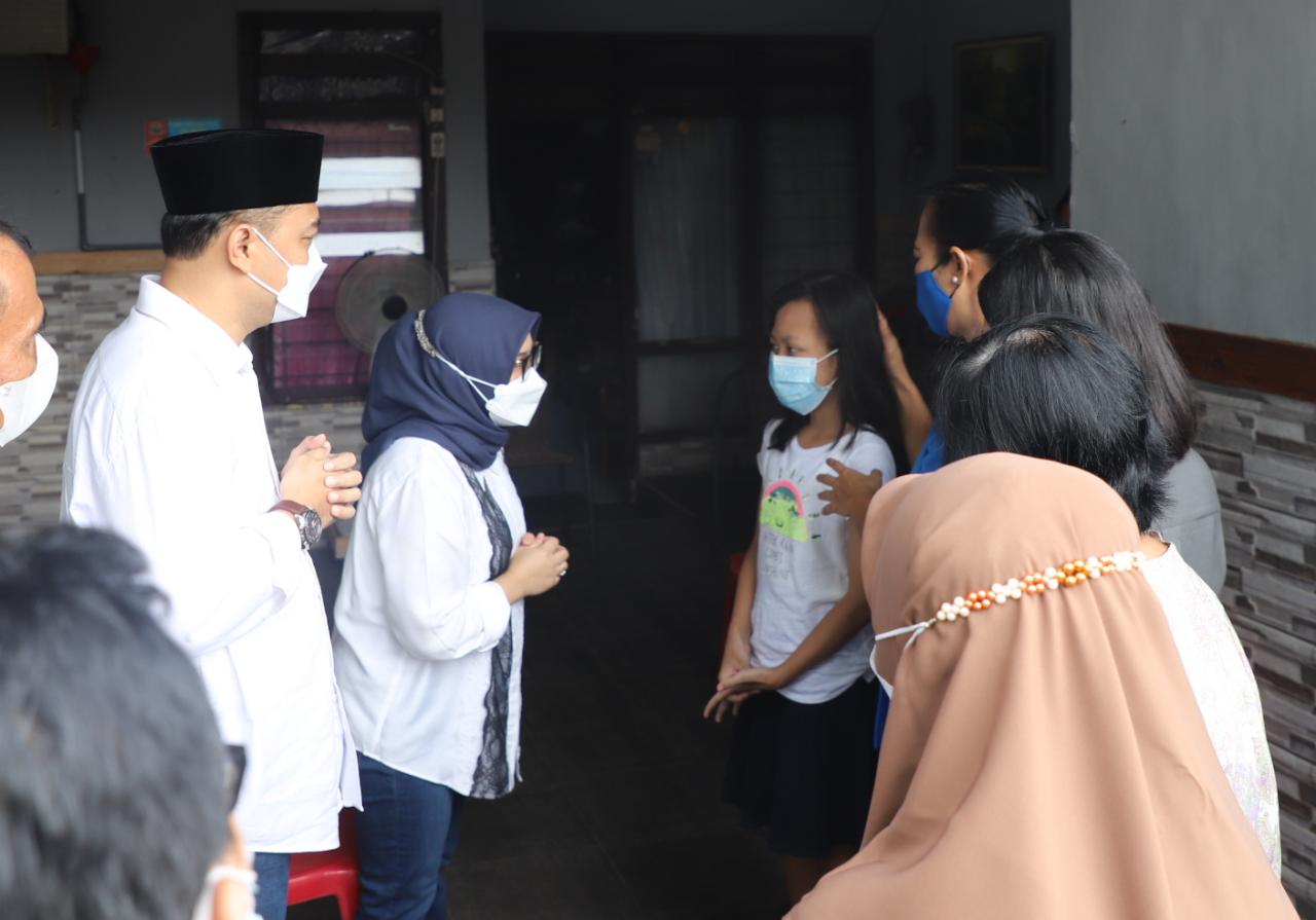 Wali Kota Eri saat mengunjungi rumah korban awak KRI Nanggala-402/ist
