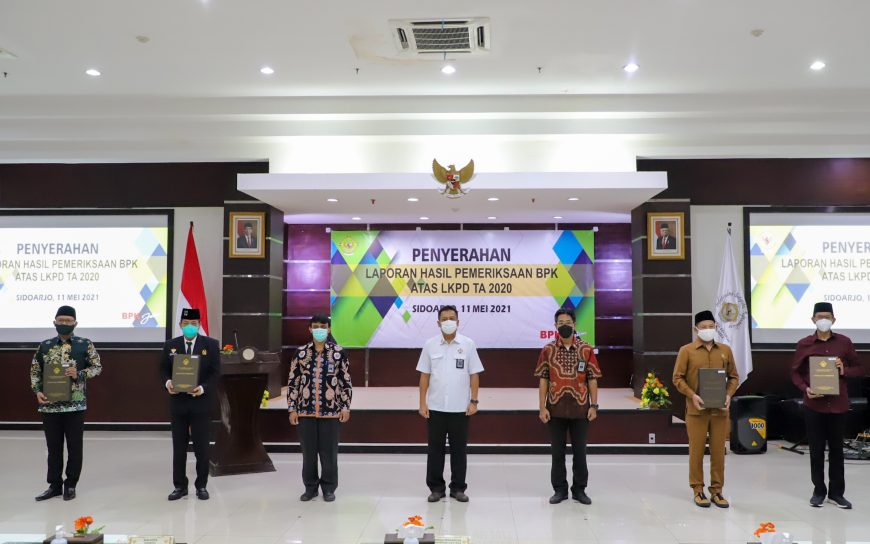 Wali Kota Eri saat menerima WTP ke-9/ist