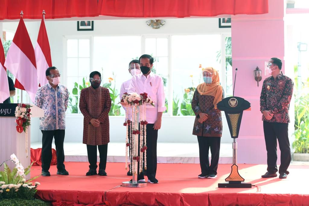 Presiden RI Jokowi didampingi Wali Kota Surabaya, Eri Cahyadi meresmikan PSEL Benowo, Kamis (6/5/2021).