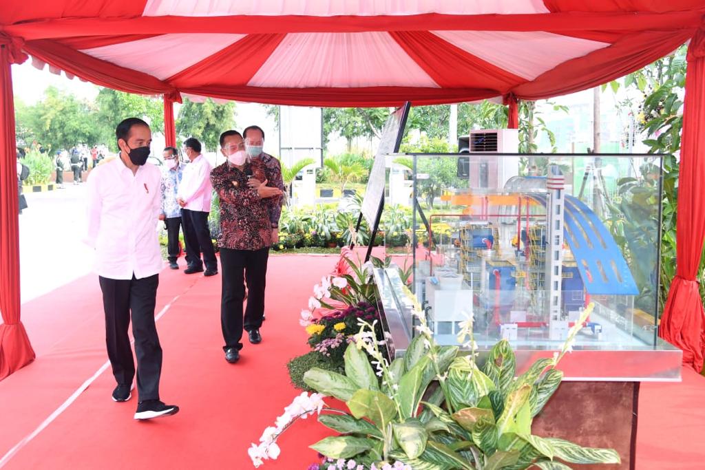 Didampingi Wali Kota Eri Cahyadi, Presiden Jokowi meninjau miniatur PSEL Benowo.