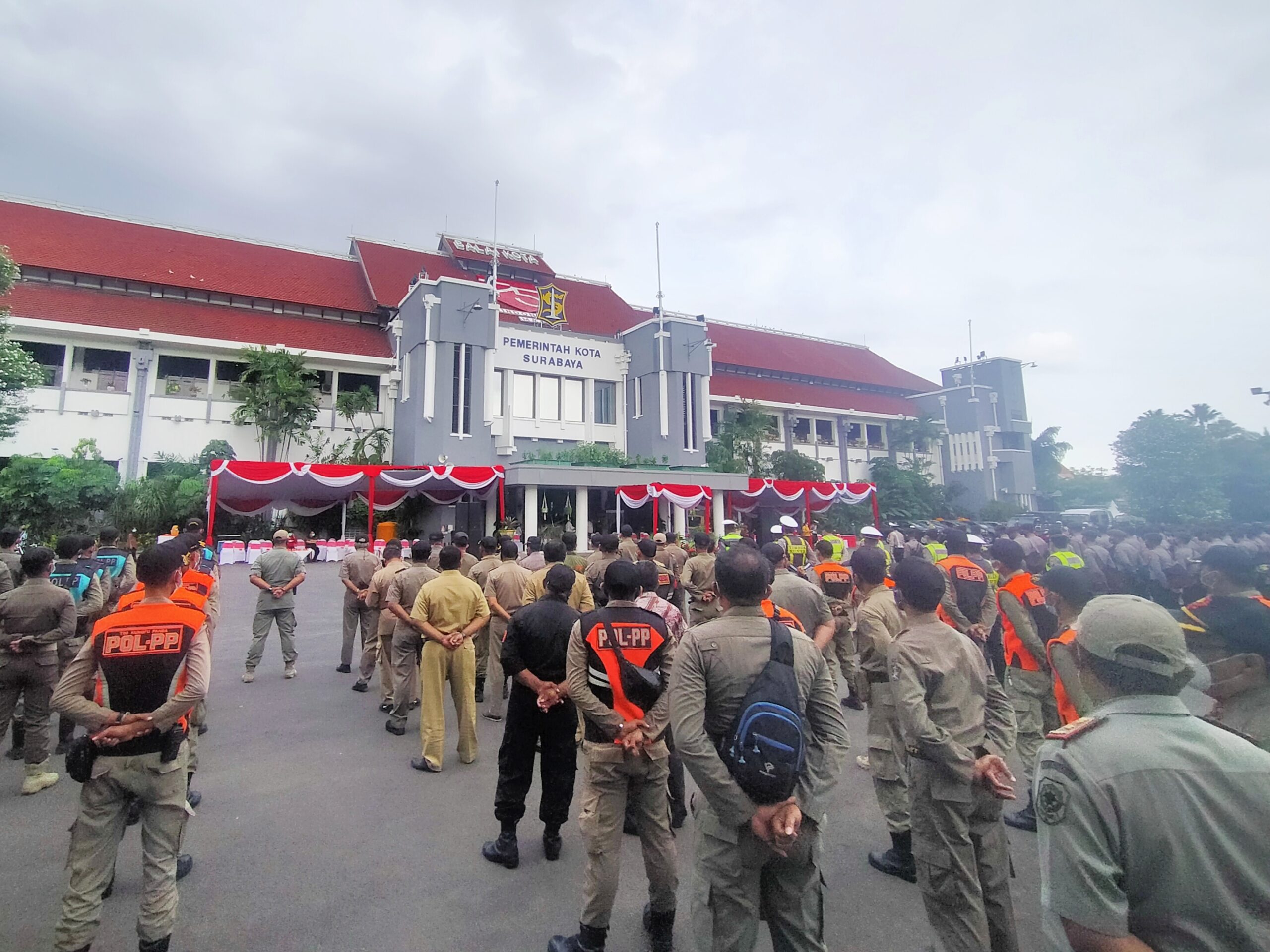 Apel persiapan pengamanan malam Tahun Baru 2021 di Taman Surya, Balai Kota Surabaya (Dok. Bicara Surabaya)