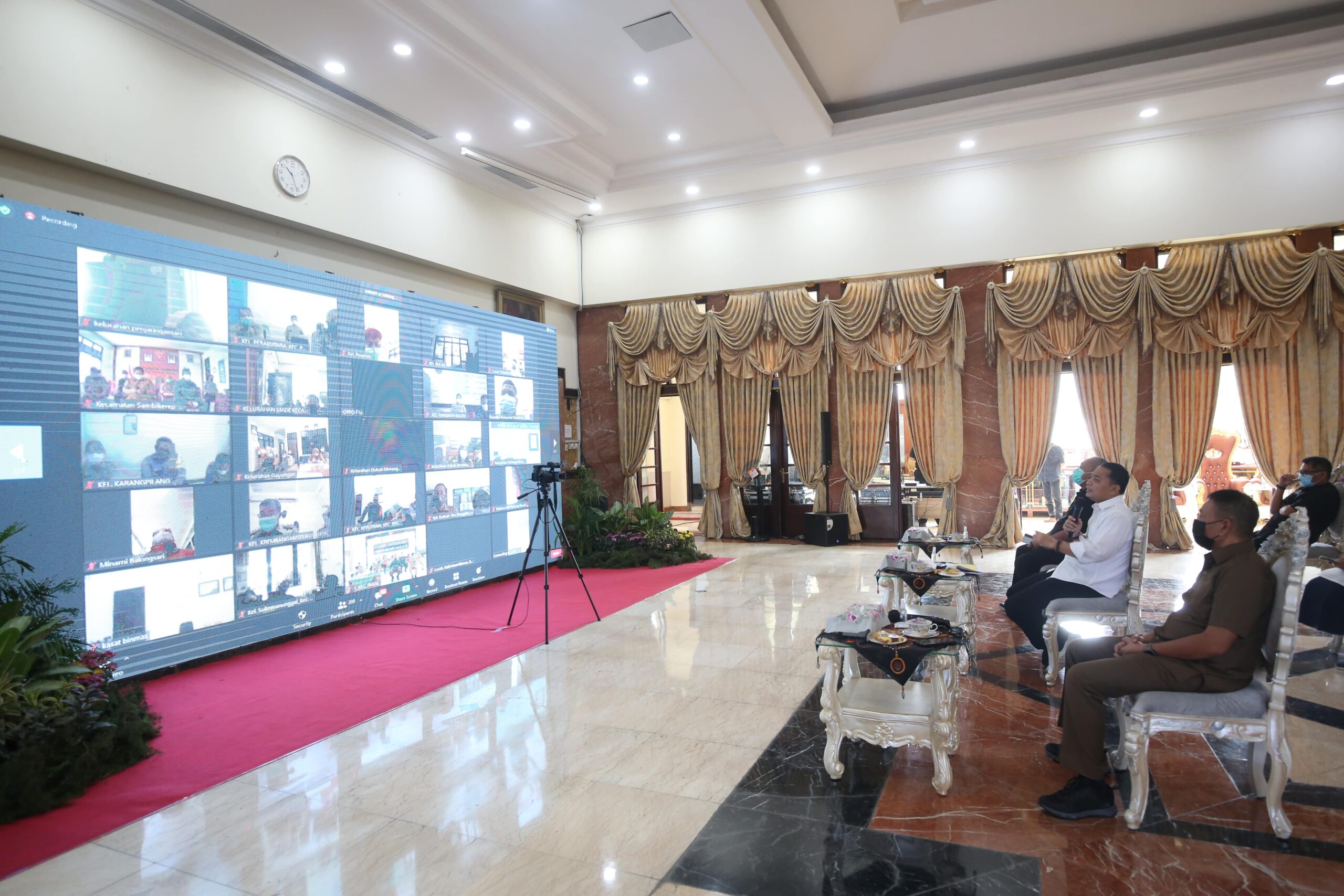 Wali Kota Eri saat memberikan pengarahan kepada camat dan lurah/ist