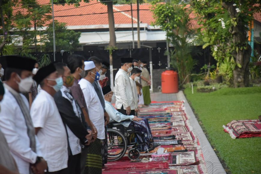 Wali Kota Eri saat Salat Idul Fitri di rumah dinasnya/ist