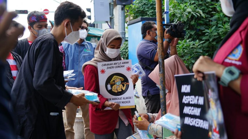 Mahasiswa UM Surabaya saat aksi edukasi kreatif/ist