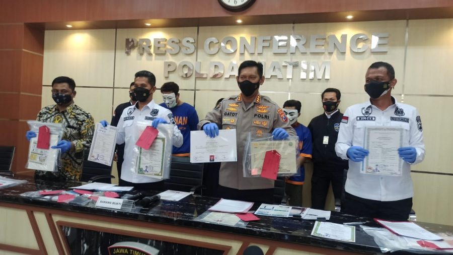 Polda Jatim menunjukkan barang bukti ijazah palsu beserta kedua orang pelaku /Ist