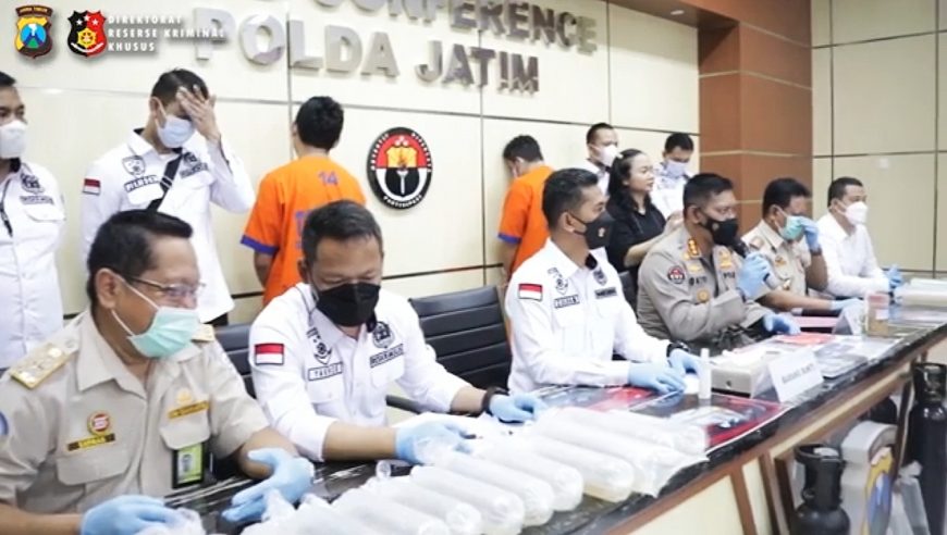 Konferensi pers ungkap kasus penyelundupan benih lobster atau benur di Mapolda Jatim /foto: tangkapan layar