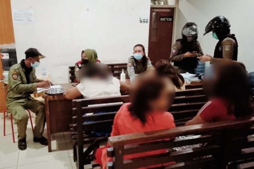 Keempat WTSE saat diamankan di Mako Satpol PP Surabaya /Ist