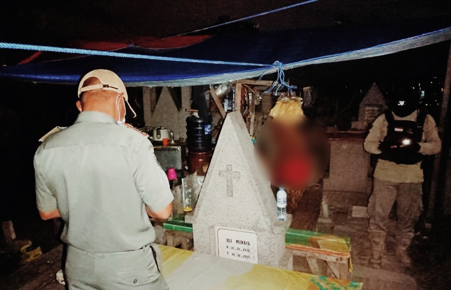 Petugas gabungan saat melakukan razia di Makam Kembang Kuning, Sabtu (26/6/2021) malam /Ist