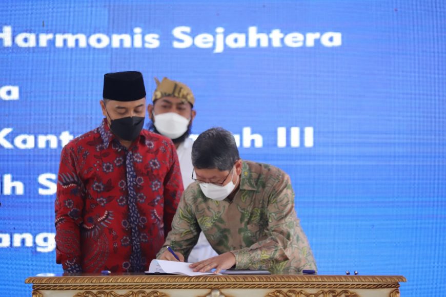 Direktur PT Selaras Makmur Bersama Hartono saat menandatangani MoU bersama Wali Kota Eri/ist