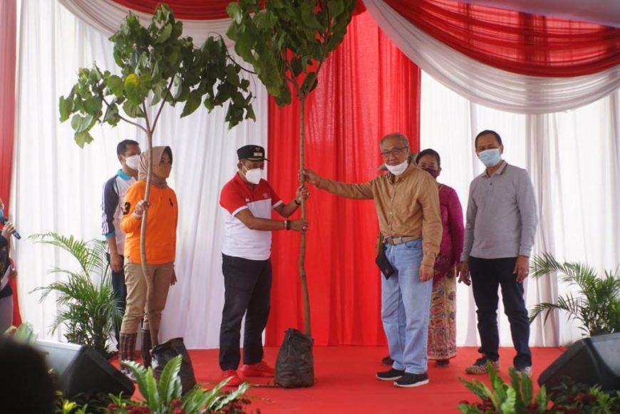 Wakil Wali Kota Surabaya Armuji saat menerima pohon/Dok. Humas Pemkot Surabaya
